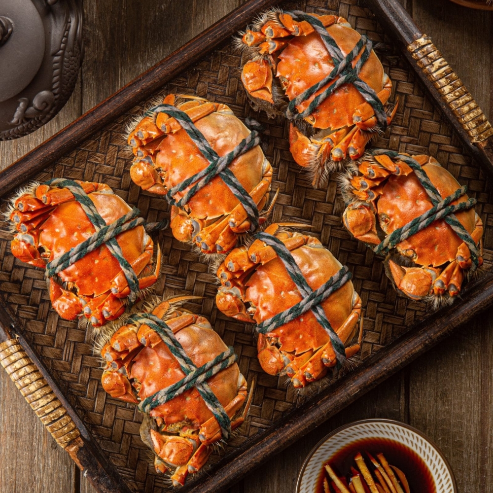 這間放題推介主打日式＋韓式混合放題，款式超過200款，其中還有「大閘蟹日式海鮮火鍋任食放題」，刺身、壽司、雞煲等，對吃貨來説簡直是大福利！