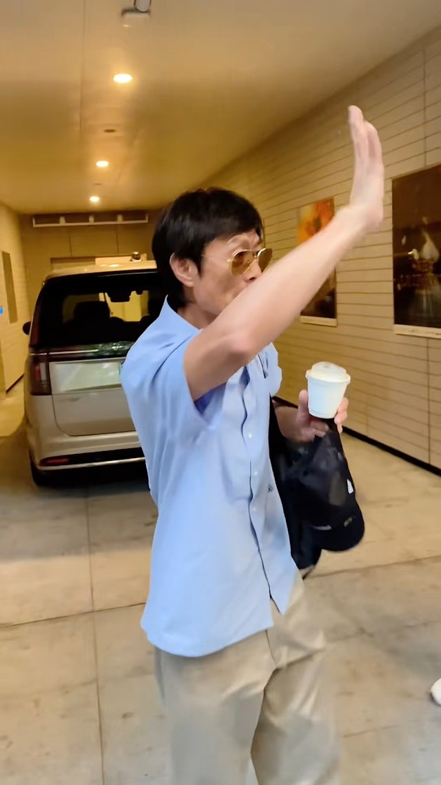 一向健碩的他側身時身形亦見尤其單薄，手臂與前臂幾乎一樣粗，手筋相當明顯，情況令人擔心。