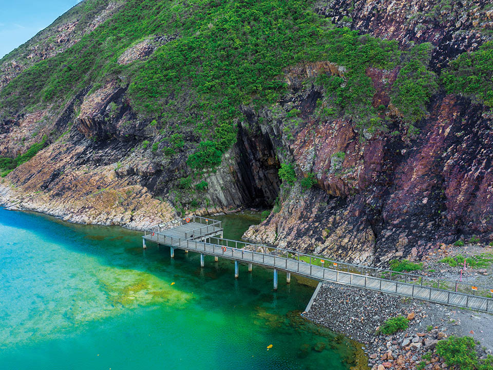 萬宜水庫地質步道的最後一站，就是讓人驚嘆的海蝕洞。