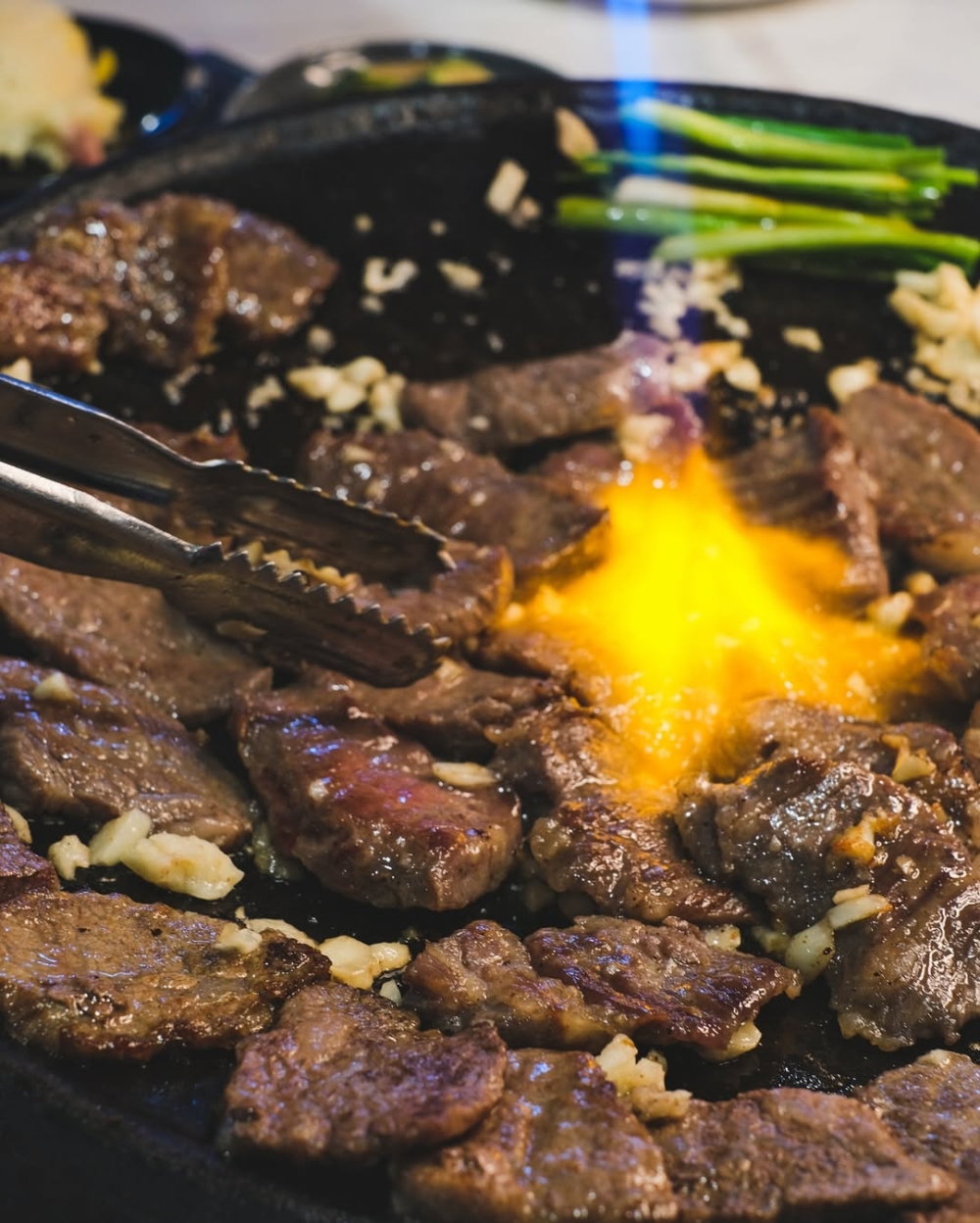 三三骨肉以濃郁又帶點韓國家常風味的「脊骨湯」聞名，不但份量足、味道濃而不膩，更有香港少見的地道韓國湯飯魅力。