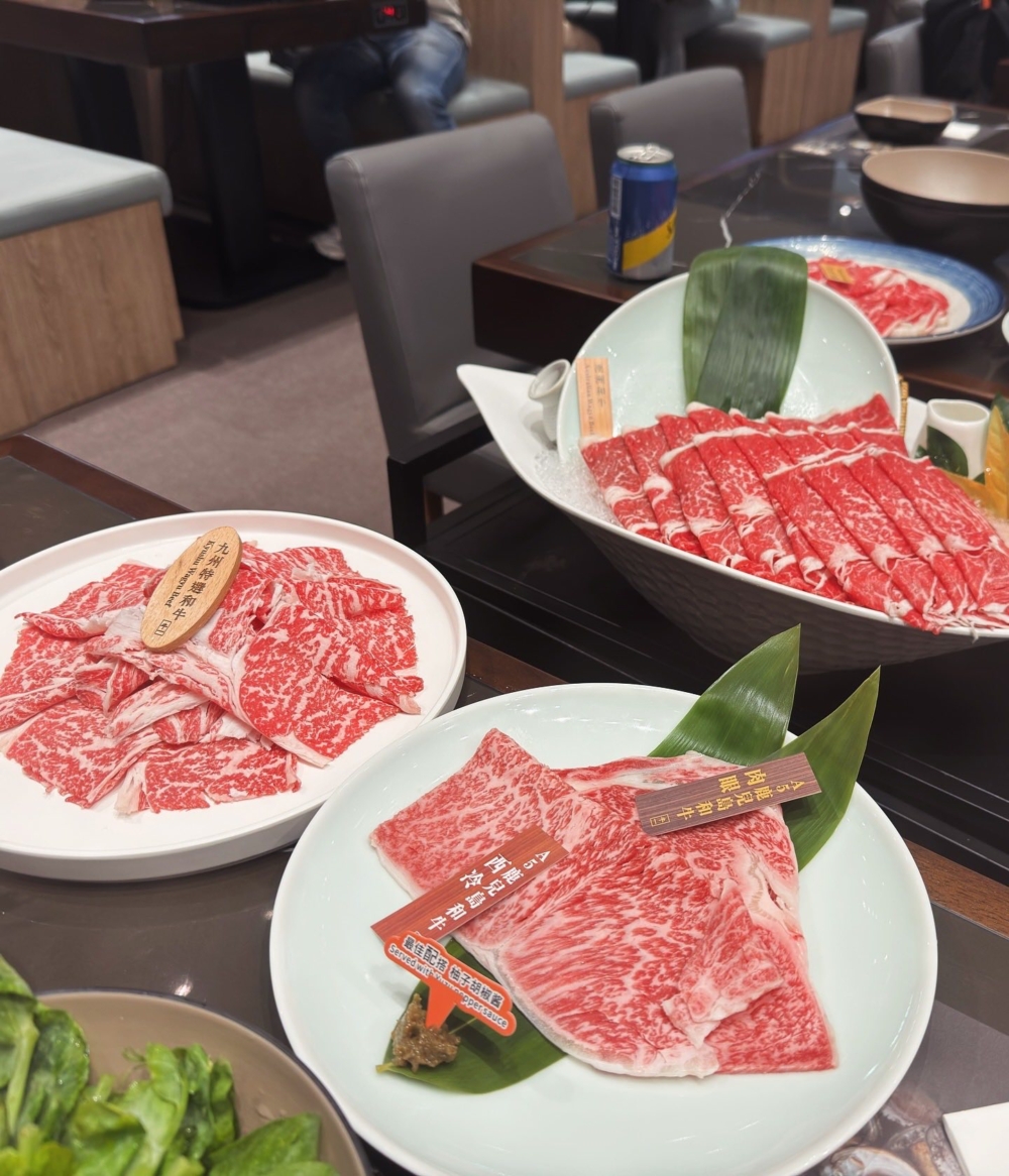 這間主打日式鍋物任食的放題餐廳，提供多款湯底（如昆布、味噌、辛辣）及豐富火鍋配料，符合「日式放題推介」趨勢。