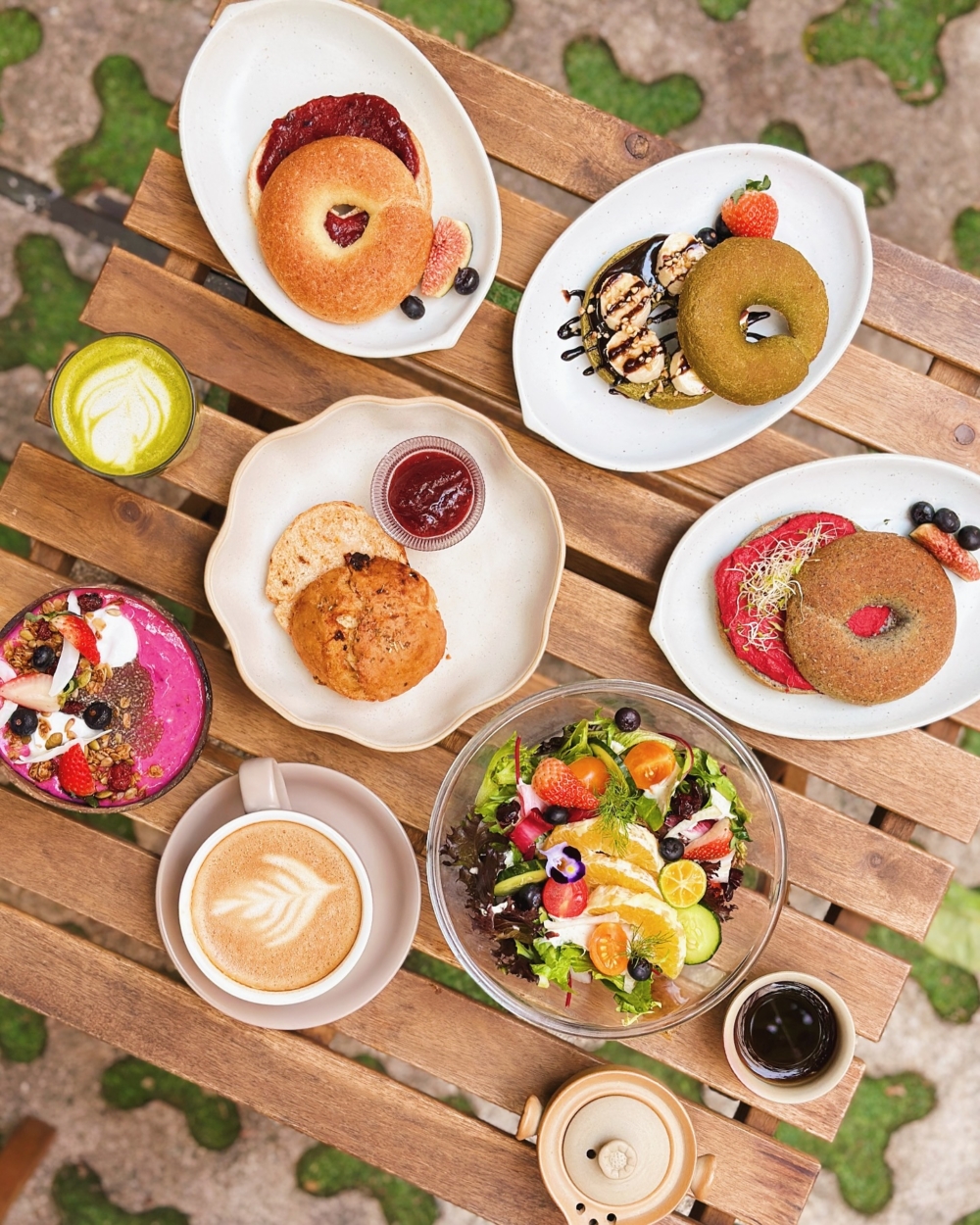 素年 YEARS以招牌日式定食和 Impossible Meat 漢堡聞名，並提供多款純素甜品和飲品選擇，非常適合素食新手及輕鬆聚會。