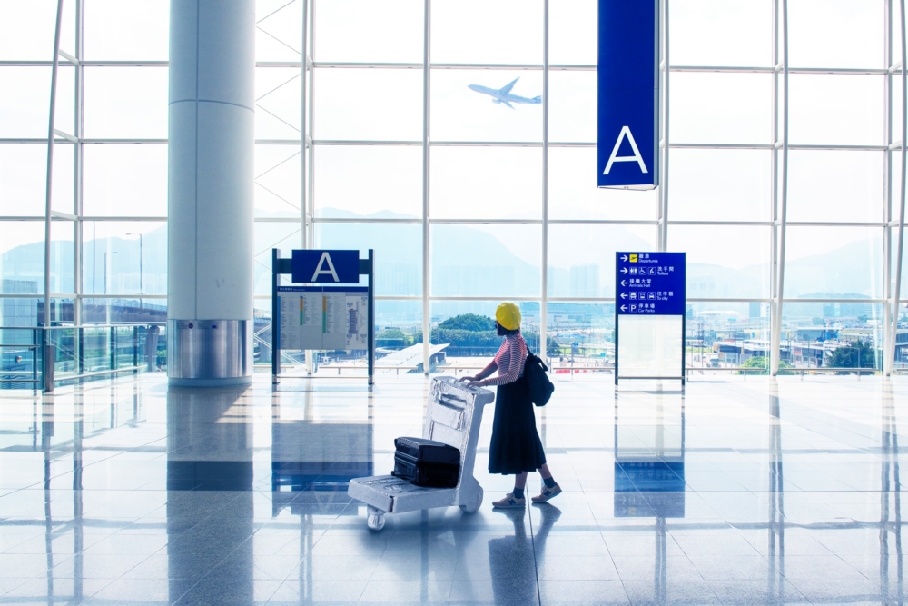 旅客可利用香港機場官方網購平台「HKairport Shop」於航班起飛前 90 分鐘線上預訂超過 150 個免稅品牌商品，並選擇機場提貨或本地送貨，輕鬆省下時間免去排隊結帳的麻煩。