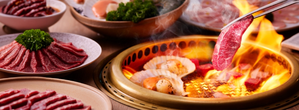 安平燒肉由「牛大人」團隊打造，以台南老街氛圍為特色，主打台式風味燒肉放題，並提供M5和牛等多個套餐，還可任食安平炸蚵卷、鹽酥雞等夜市小吃，是高CP值的平價燒肉放題首選。