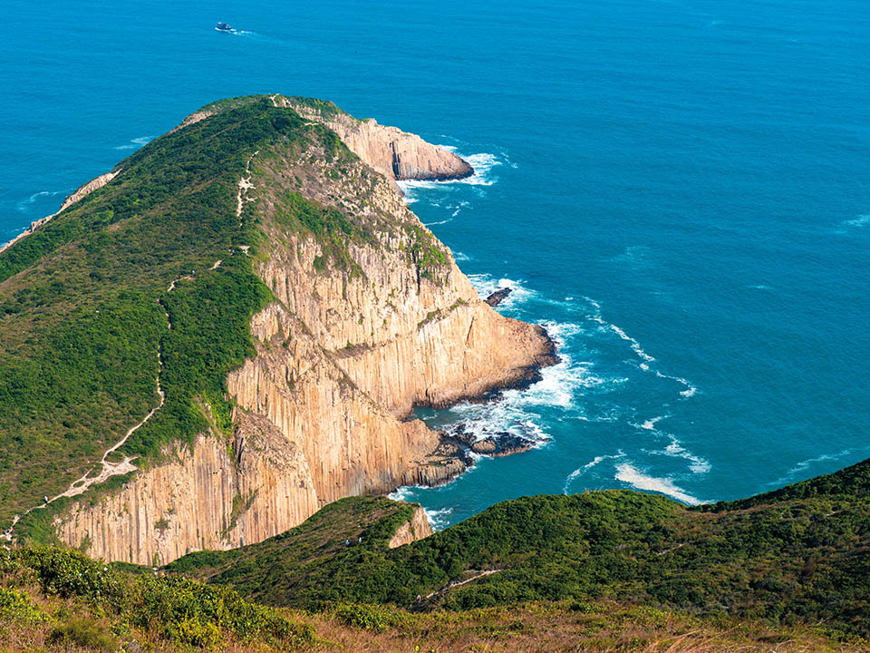 萬宜水庫位於西貢東郊野公園內，四周山海相連、景色壯麗。