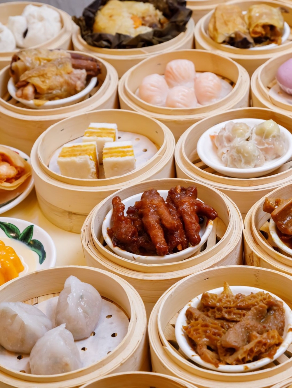 老馮茶居是元朗高CP值的懷舊港式茶樓，以60、70年代風格為主題，提供即叫即蒸或即炸的古法千層糕、鮮蝦餃等點心，深受家庭客歡迎。