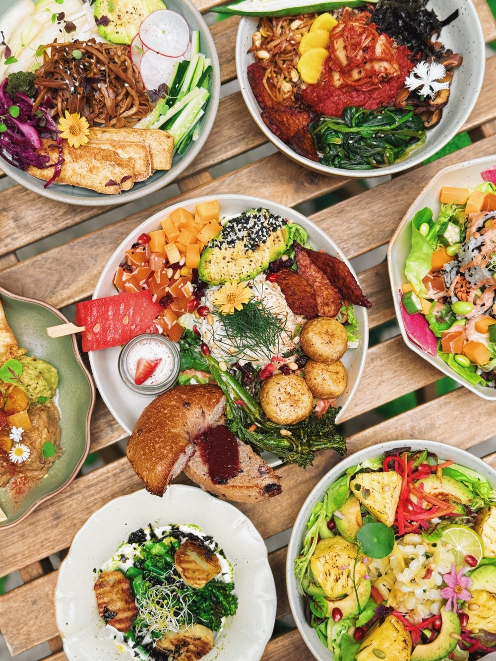 素年 YEARS是一家文青風的新派素食Café，分店眾多，提供日式、西式、韓式等多元化的 Fusion 素食餐點。 