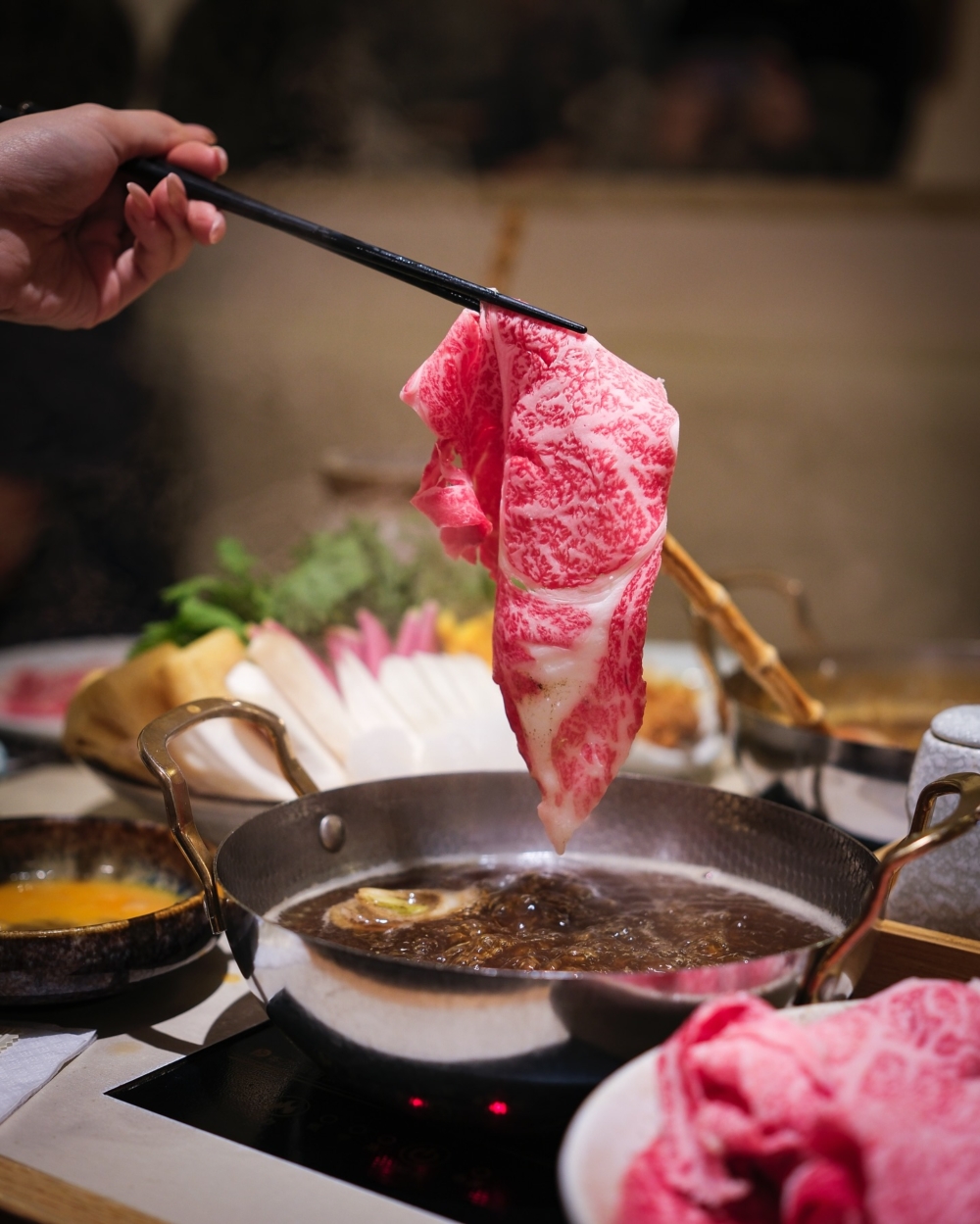 「本延鍋物 Panyin Shabu」主打高CP值的A4黑毛和牛個人鍋套餐，份量剛好且搭配豐富，亦設二人套餐，是享受高品質和牛的壽喜燒推薦。