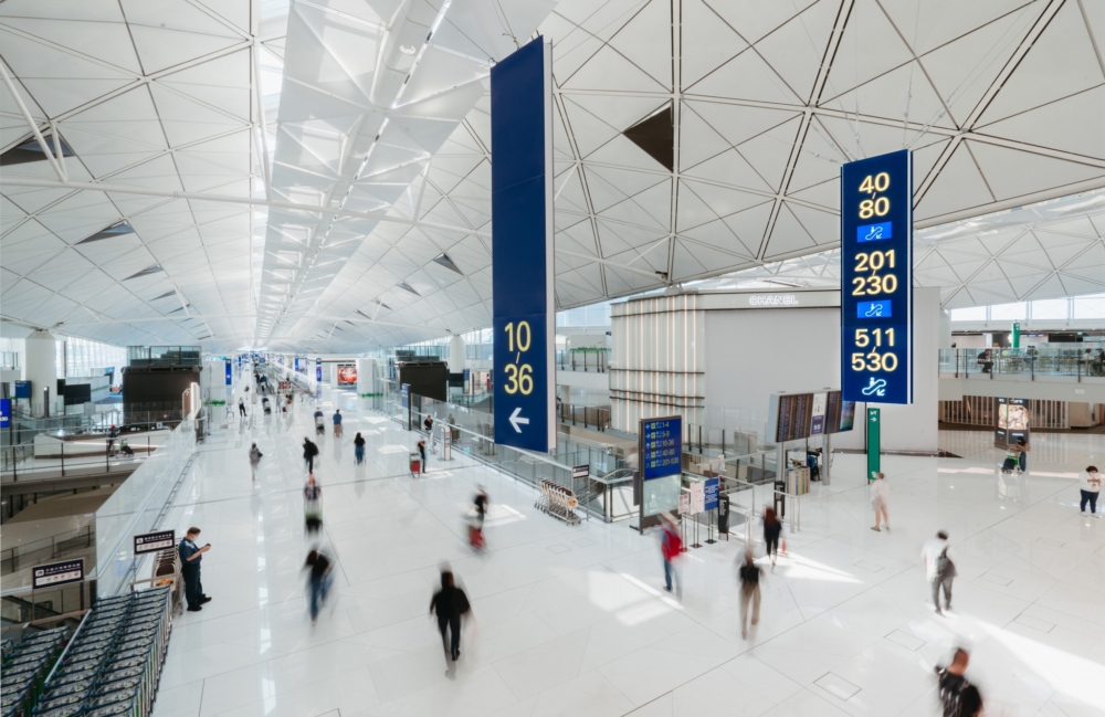 香港機場45分鐘快速購物路線圖建議從禁區L6層的煙酒（Duty Zero）和美妝（Beauty&You，含 Le Labo）開始掃貨，接著重點瀏覽L6精品大道，最後衝刺L7手信區（如迪士尼、奇華餅家），並預留充足時間前往登機閘口。