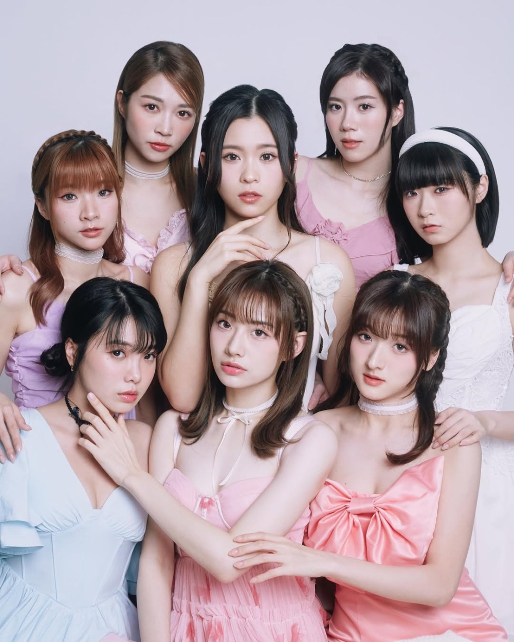 有知情人士爆料，指8位成員得知英皇向她們招手後相當興奮，更幻想團隊有朝一日能夠成為「Twins 2.0」。