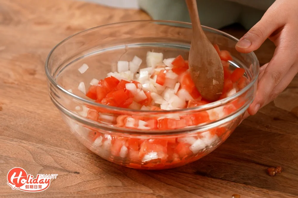 拌勻後先試味，根據個人喜好調整檸檬汁和橄欖油的份量。