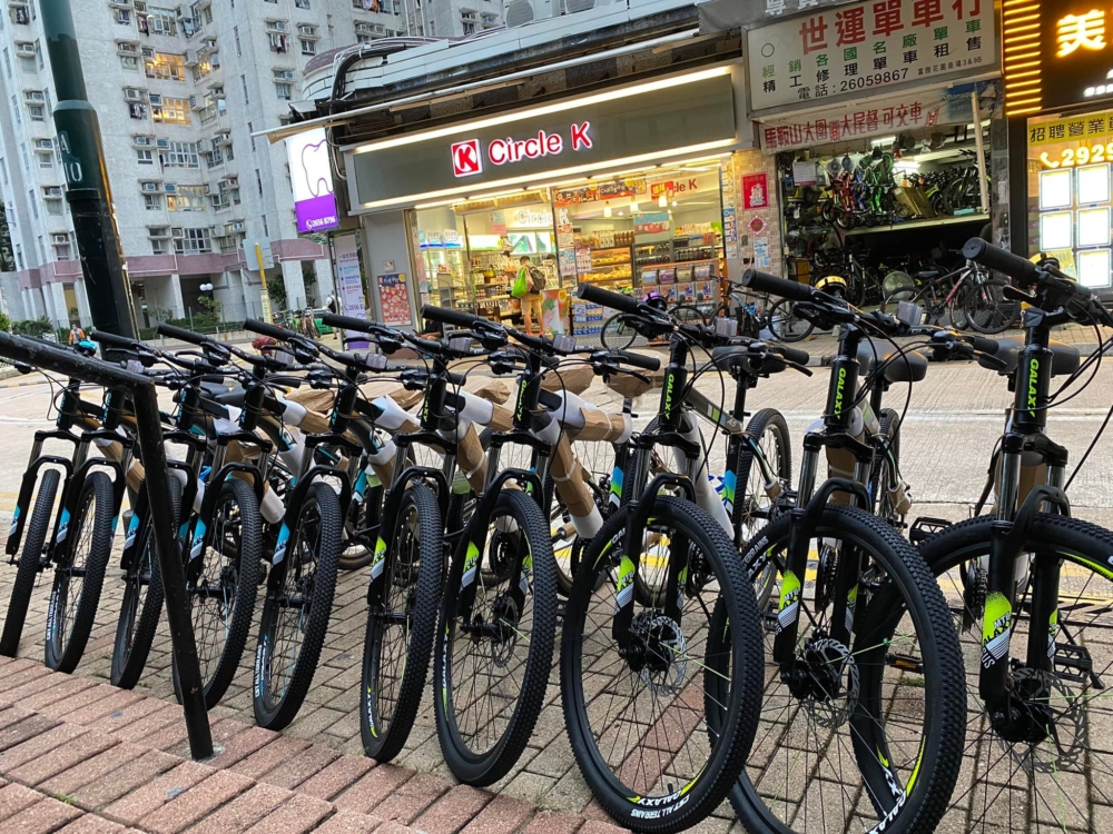 世運單車行是大埔開業超過40年的老字號，提供車況較新、款式齊全（包括家庭單車）的單車租借服務，並可選擇跨區還車。