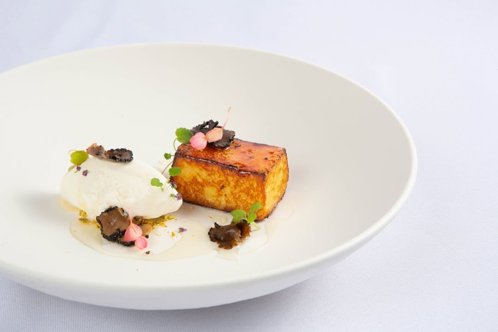 圓 YUAN由名廚主理，提供午市及12道菜晚市嚐味餐單，透過細膩刀工與西式技法呈現食材原味，並於2025年入選《米芝蓮指南》。