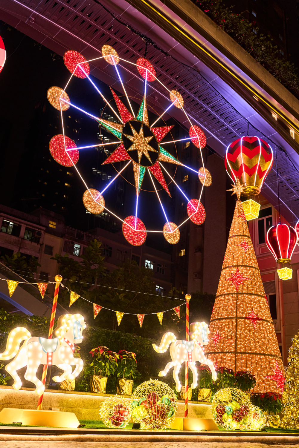 利東街中庭上空懸掛著7.5米LED空中摩天輪，搭配飛天熱氣球和旋轉木馬造型燈飾，營造出繽紛的嘉年華遊樂園氛圍。