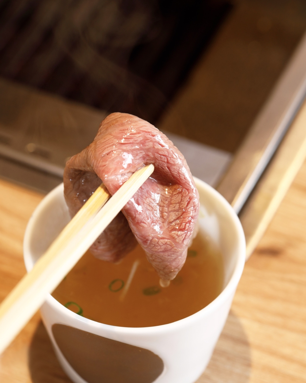 「YAKINIKU GREAT」提供專人代燒服務，精準掌控火候，帶來高雅細膩的奢華烤肉體驗。