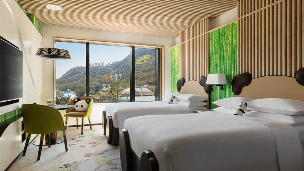 香港海洋公園萬豪酒店擁有「威威潛艇」等三大主題家庭房，並設有滑梯兒童泳池和互動設施，是行程動線最順、高CP值的親子度假首選。