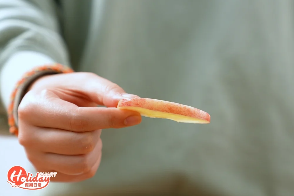 將蘋果切成片。