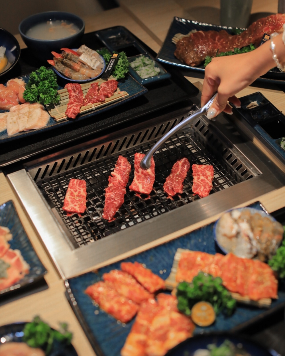 來自台灣的「燒肉Smile」是人氣極高的單人日式燒肉店，讓獨自用餐的食客也能輕鬆享受精緻烤肉。