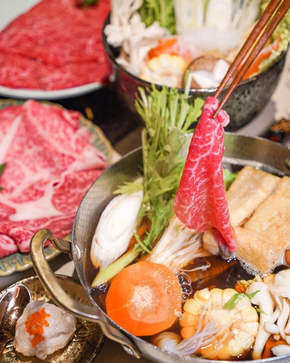 「本延鍋物 Panyin Shabu」是銅鑼灣少見的一人一鍋壽喜燒專門店，提供關東風壽喜燒等清爽湯底，即使獨自用餐也能輕鬆享受。