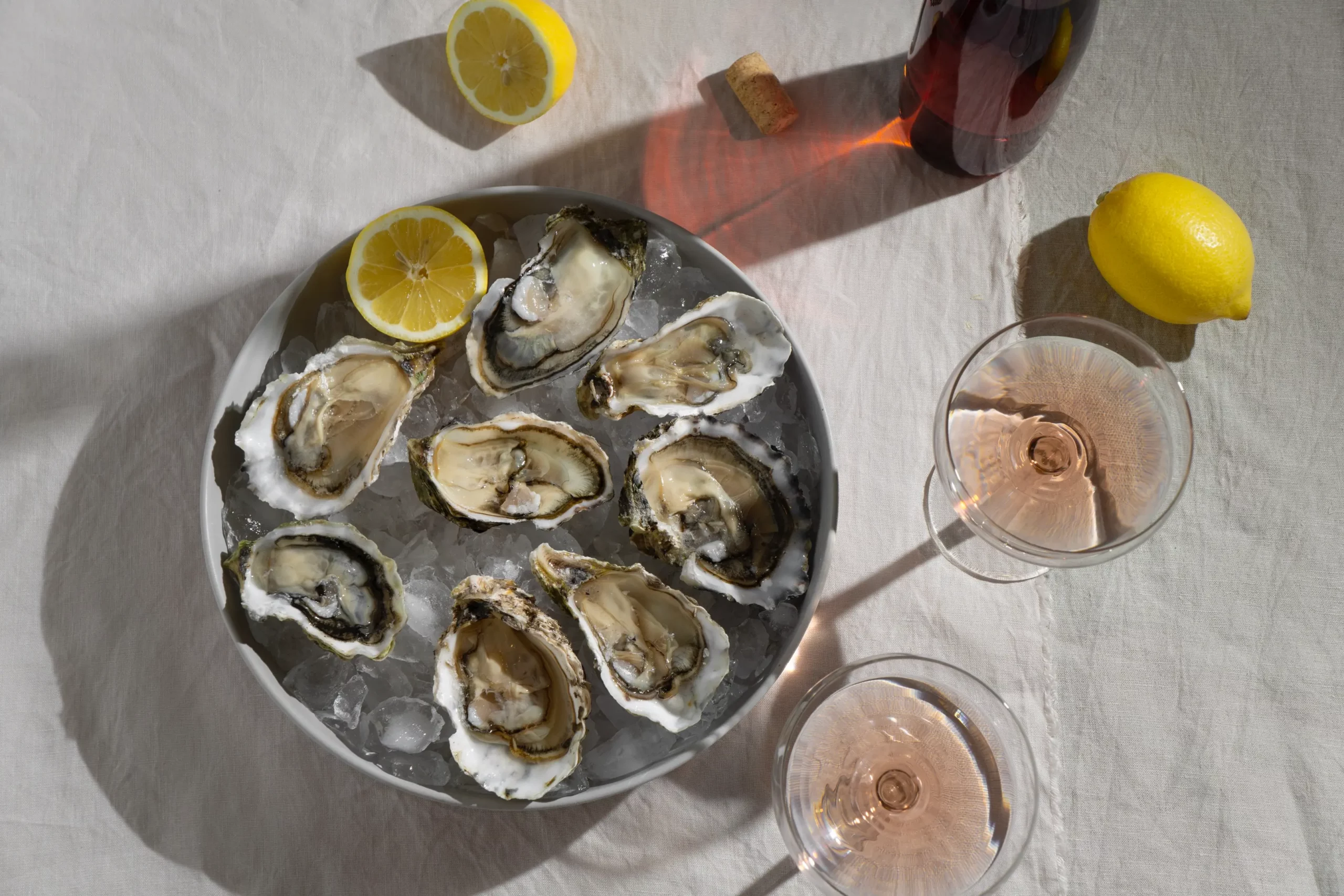 The Grill Room除了和牛任食，更包含豐富配菜（薯條、沙律、特色通粉）無限供應，部分分店還可加購海鮮拼盤及酒水升級享受。