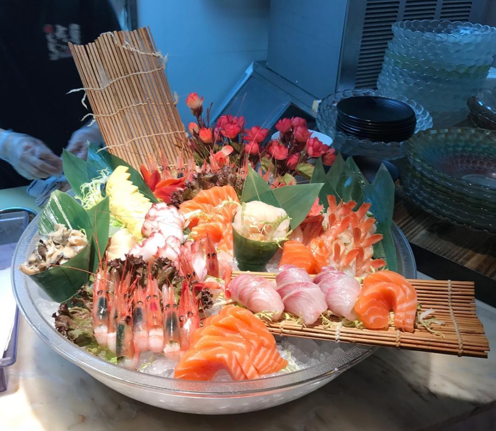 午市放題可選時間長達 3 小時，刺身、壽司、爐端燒、火鍋、甜品種類非常豐富，性價比極高。