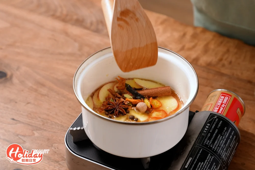 蘋果酒、蜜糖、蘋果片、橙汁及香料以中火煮至微滾。