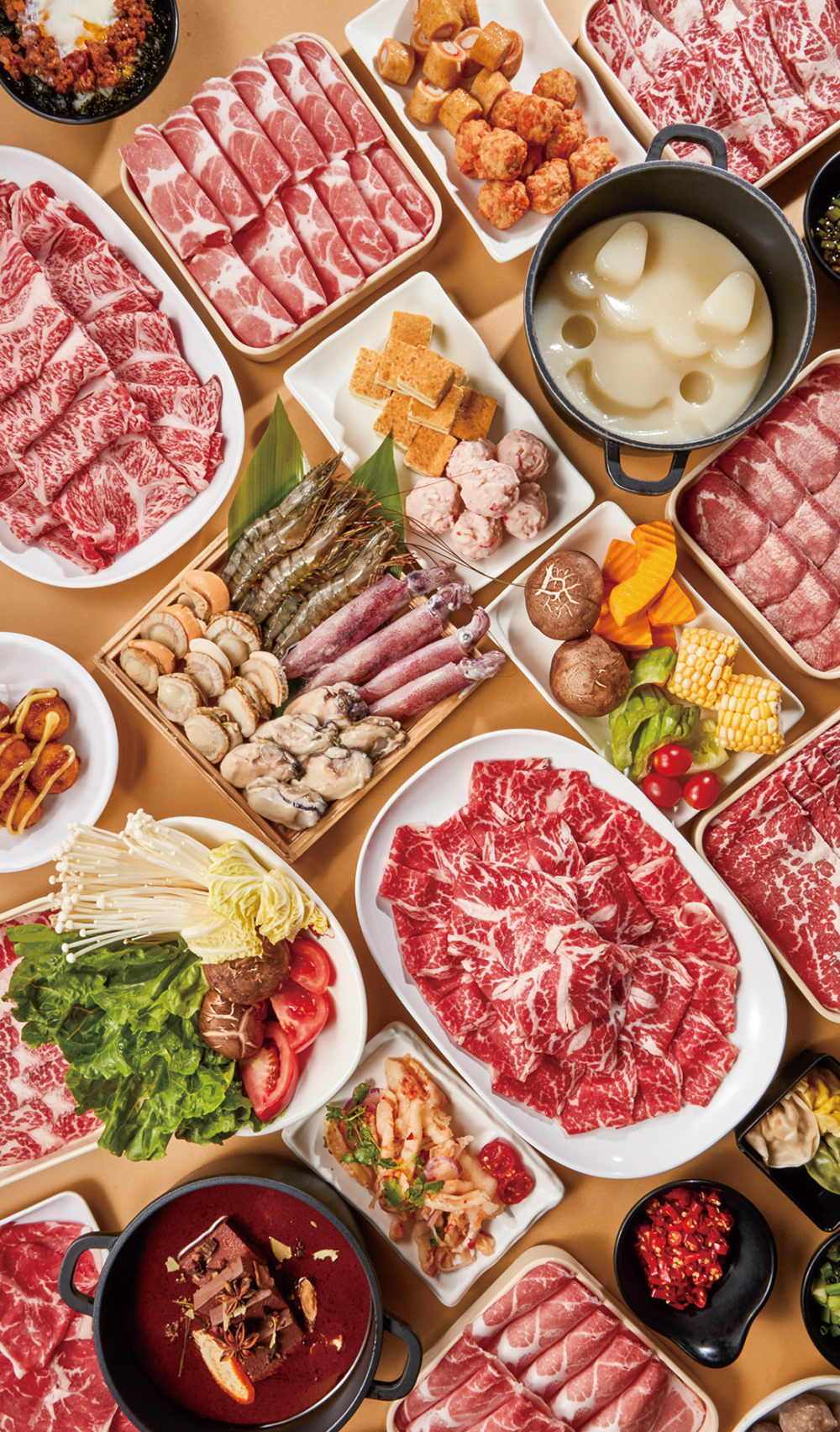 牛摩是香港高人氣的平價打邊爐放題，主打即刨新鮮牛肉及多款高CP值海鮮組合，是小資族大口食靚牛的首選。