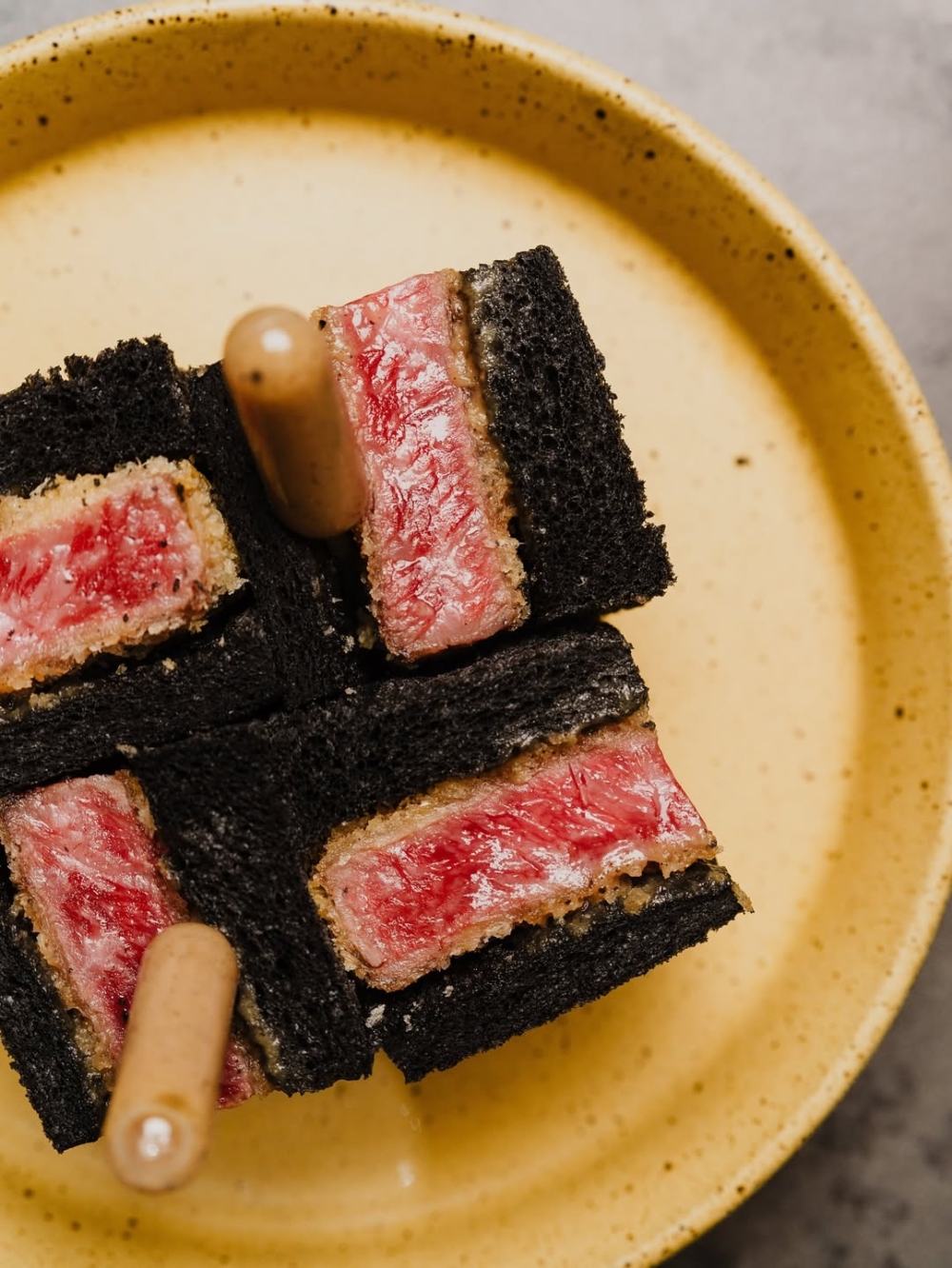 如果你喜歡時尚酒吧但又不想太吵鬧，AOAO 的平衡感相當好，是深夜中環的好去處。