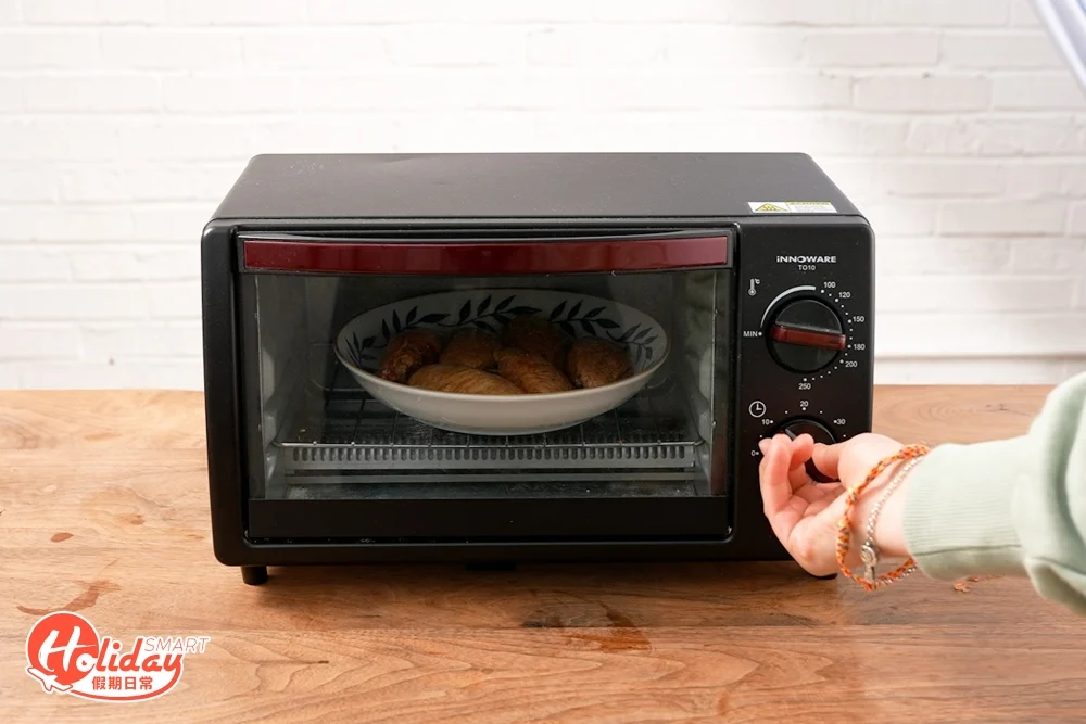 預熱焗爐至180°C，雞翼先焗8分鐘，翻面後再焗8分鐘。