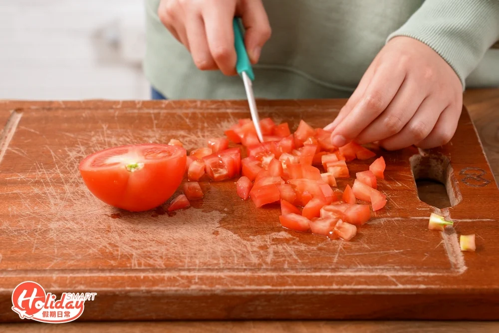 將番茄切粒。