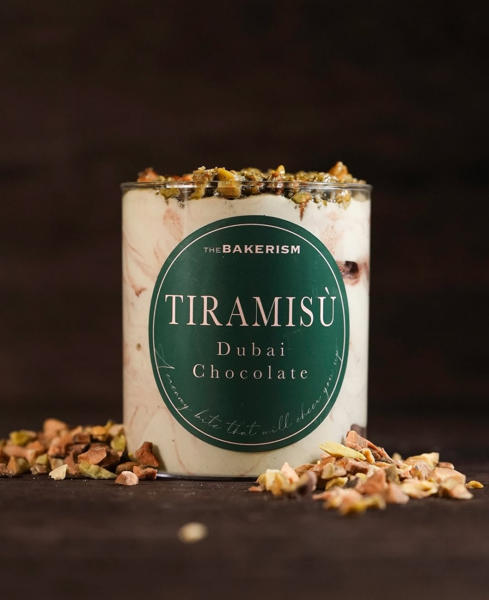 人氣蛋糕店THE BAKERISM推出「杜拜朱古力Tiramisu」，將義式提拉米蘇與100%意大利開心果醬及Kataifi酥絲結合，帶來滑順帶脆的中東風味。
