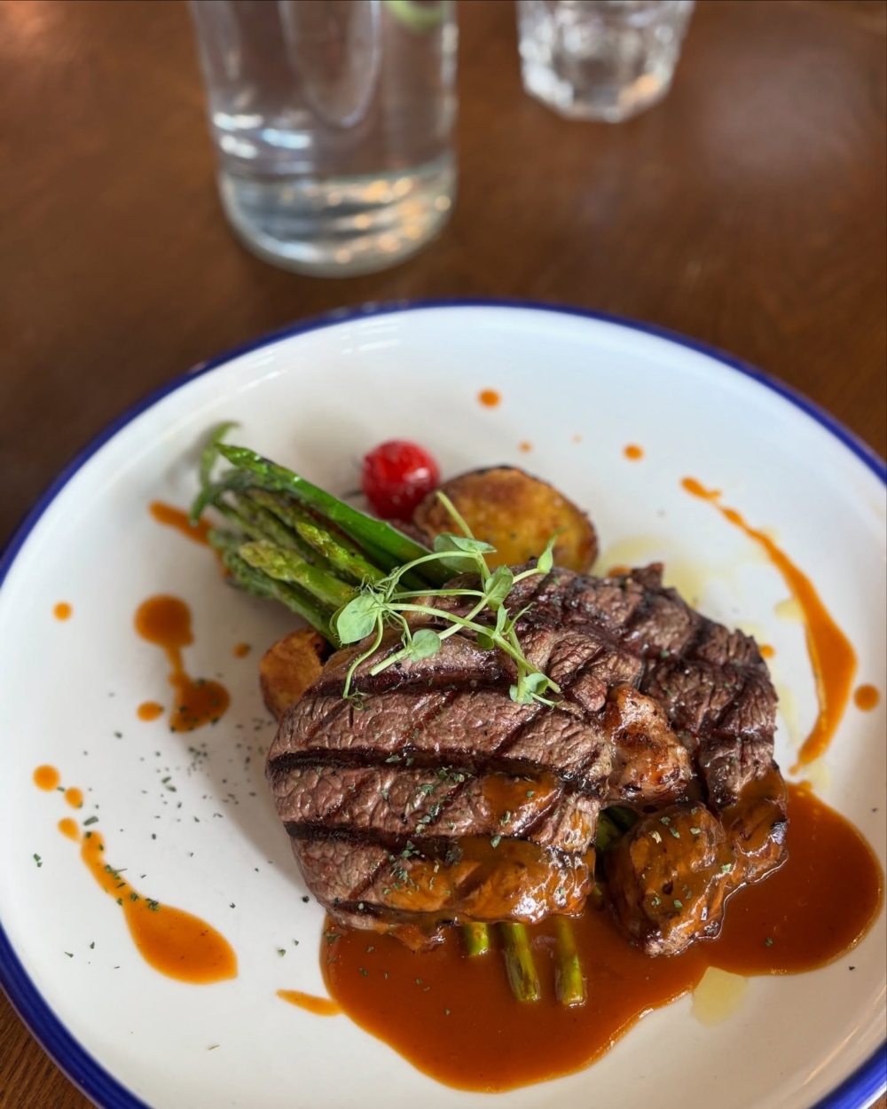 Chef’s Stage Kitchen 是元朗一家工業風高質西餐店，以炭燒澳洲肉眼牛扒、安格斯牛肉芝士漢堡等炭燒西餐聞名，並設有樂隊表演，適合晚餐聚會。