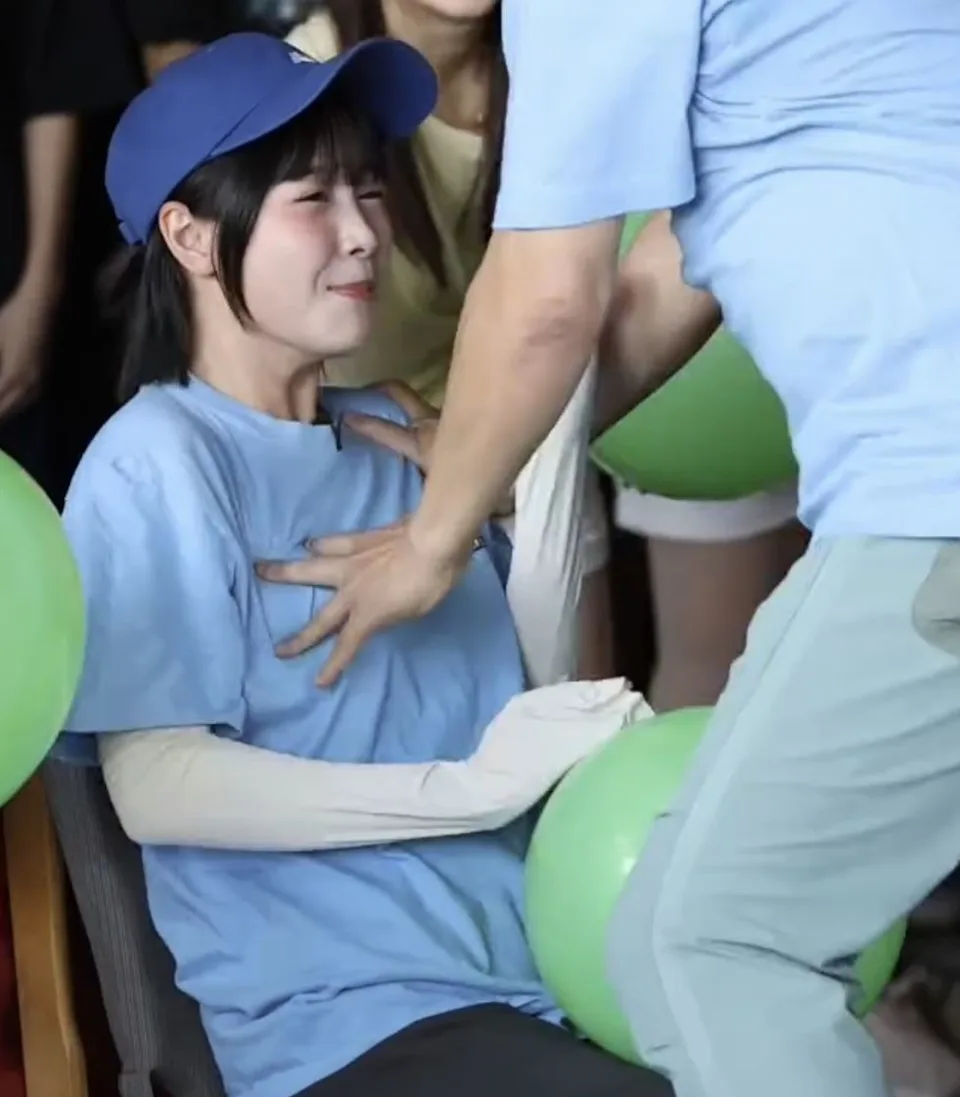 期間胡瓜原本要扶住籃籃肩膀的手，因重心不穩意外碰觸到她的胸部。