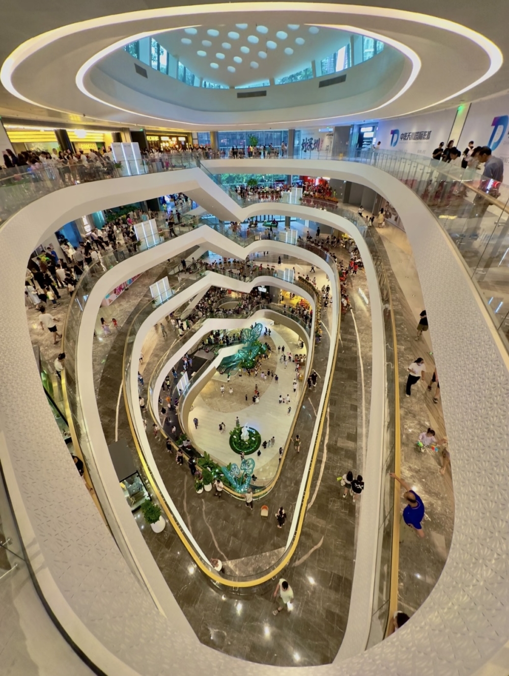 商場共有8層、面積高達36萬平方米，足足有超過500間店舖。