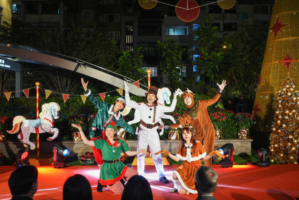 利東街聖誕將舉行「聖誕老人村快閃派對」，聖誕老人、雪人、小精靈等可愛角色將於特定時間現身中庭，與現場觀眾互動和合照。