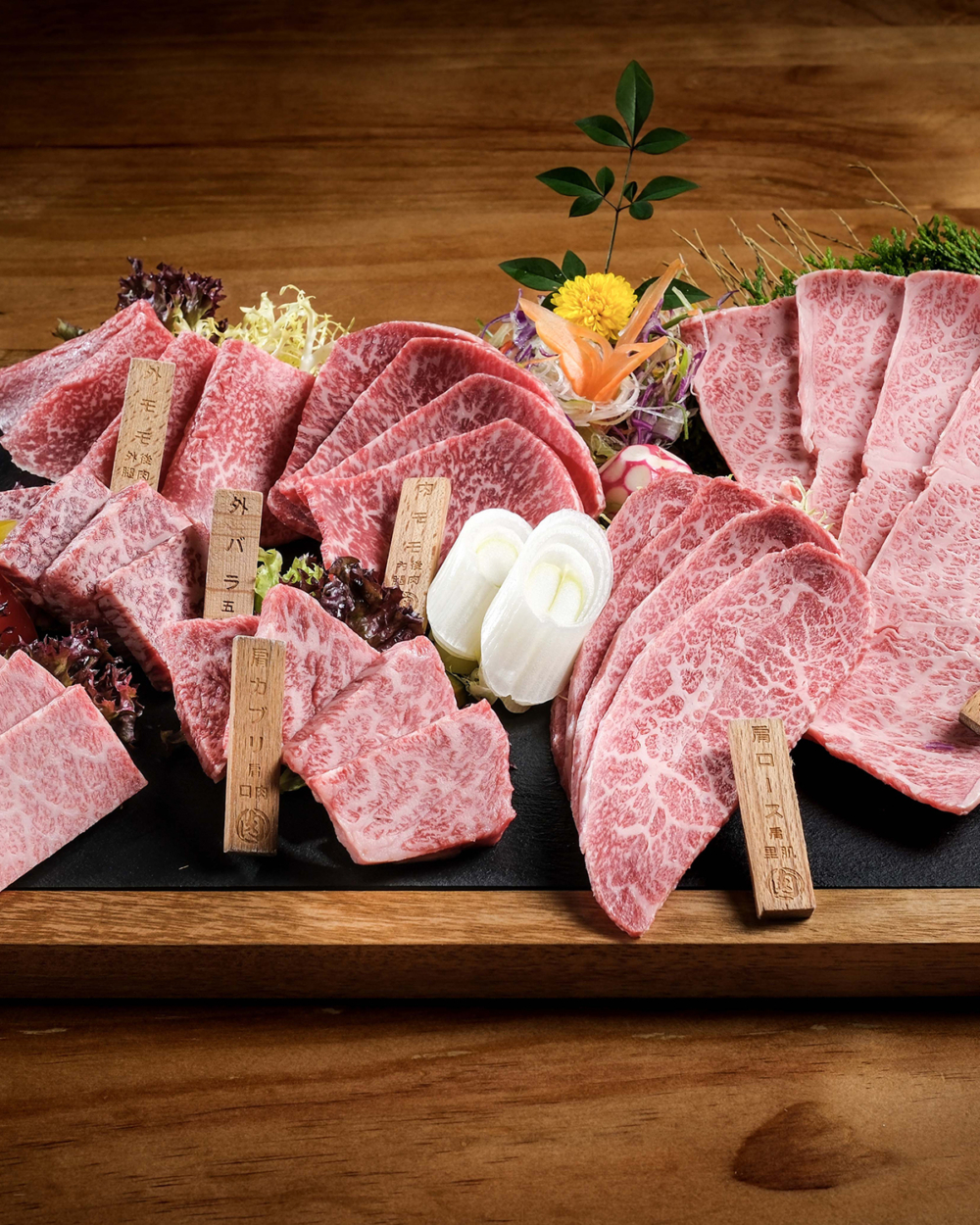 結合日本本店與姊妹店的精髓，宮崎肉本舖主打頂級 A5 櫻花牛燒肉放題，採用「一頭牛」進口方式，確保每個部位都能完美呈現。