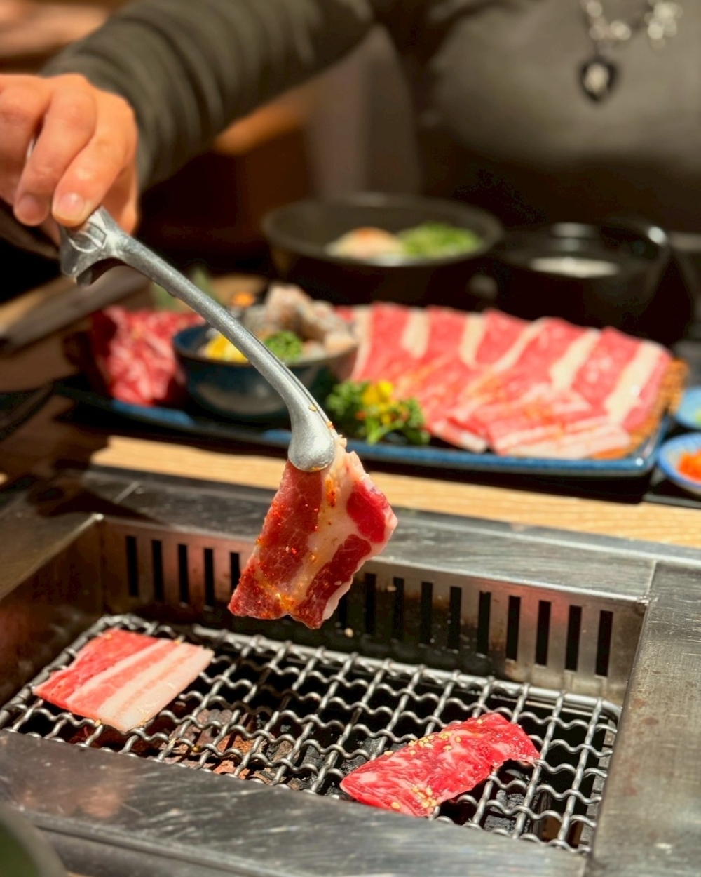 「燒肉Smile」主打高CP值套餐，特別推介集結稀有肉品與新鮮海鮮的「Smile盛合」，並設有小菜沙律自助吧任食。