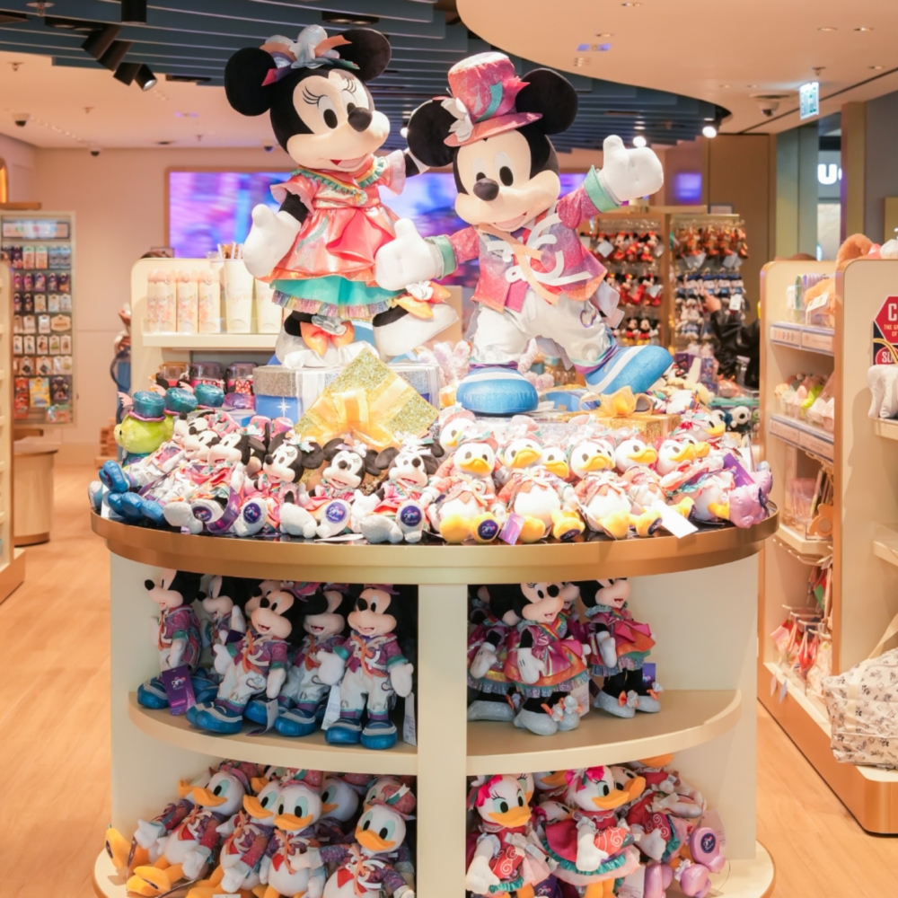 即使沒時間前往迪士尼樂園，迪士尼粉絲也能在香港迪士尼樂園奇妙店（The Magic of Hong Kong Disneyland）買到與樂園同步的齊全周邊商品，甚至有機會找到機場獨家或限定款式。