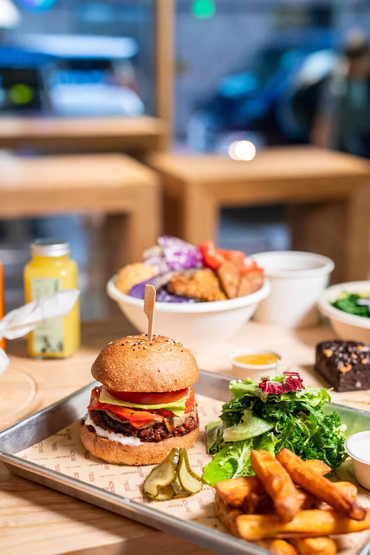 TREEHOUSE 主打手造酸種薄餅、植物肉漢堡、沙律碗和卷餅等輕食，特別適合追求健康飲食的都市人，並提供環保野餐盒服務。