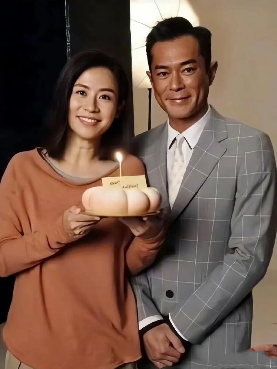 而當中宣萱的多年緋聞男友古天樂，當然是最常被提及：「係咪古仔呀~」