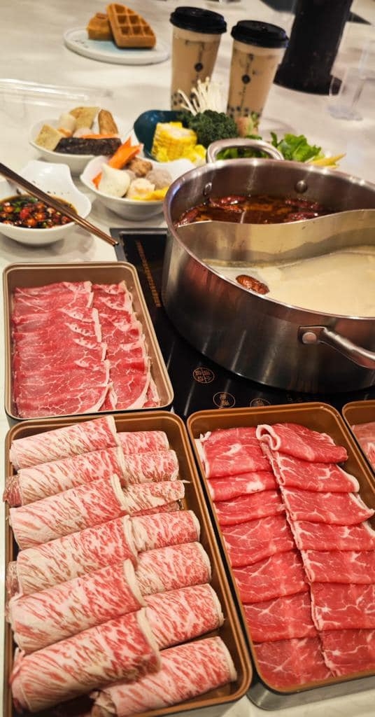 別忘了號稱是香港擁有 最多手搖飲品 的台式火鍋放題店，提供90分鐘或120分鐘任食火鍋，主打多款肉類、超過50款台式小食和配料，並設有超過15款手搖飲無限暢飲。