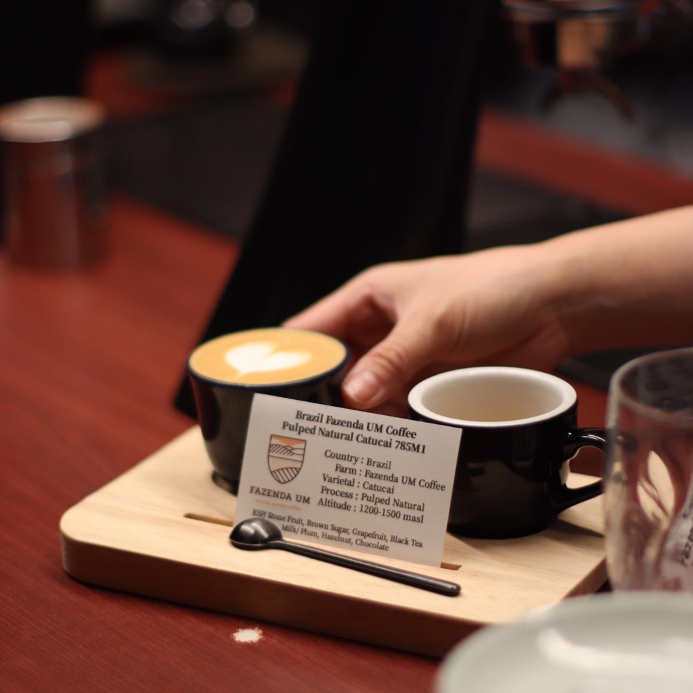 Accro Coffee是元朗朗屏站附近的工業風咖啡店，以曾獲世界冠軍的虹吸咖啡聞名，提供層次豐富的咖啡及甜點輕食，是咖啡控必試之選。