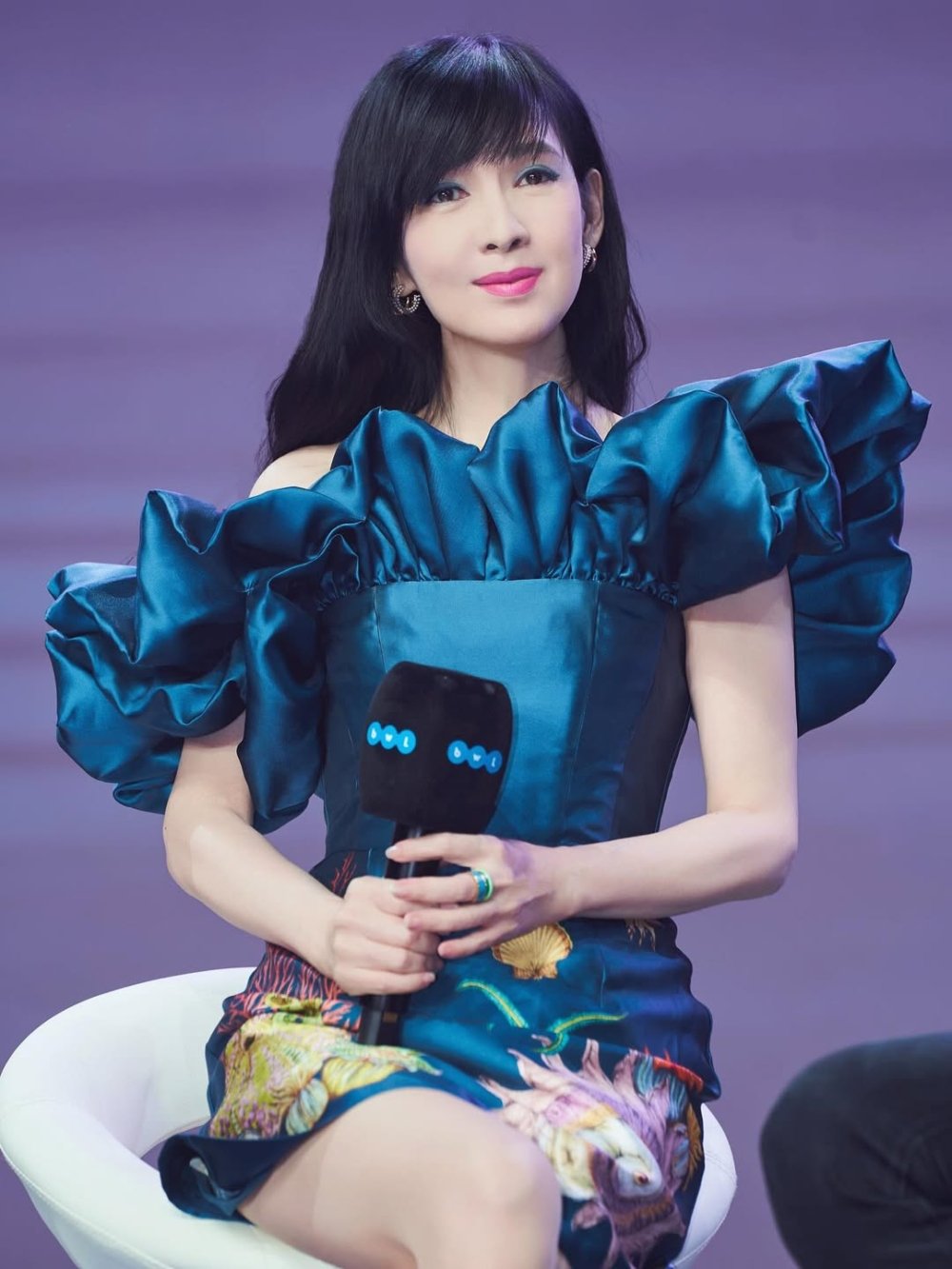 58歲周慧敏演唱會炒車片瘋傳 網友狠批走音:人真係要識退落嚟