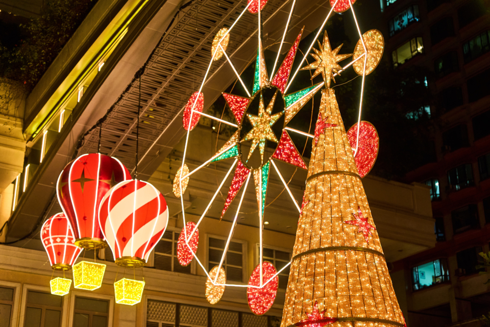 8米高幻彩聖誕樹由超過兩萬顆智能LED燈珠打造，入夜後配合音樂燈效，呈現夢幻的「跳舞」光影效果。