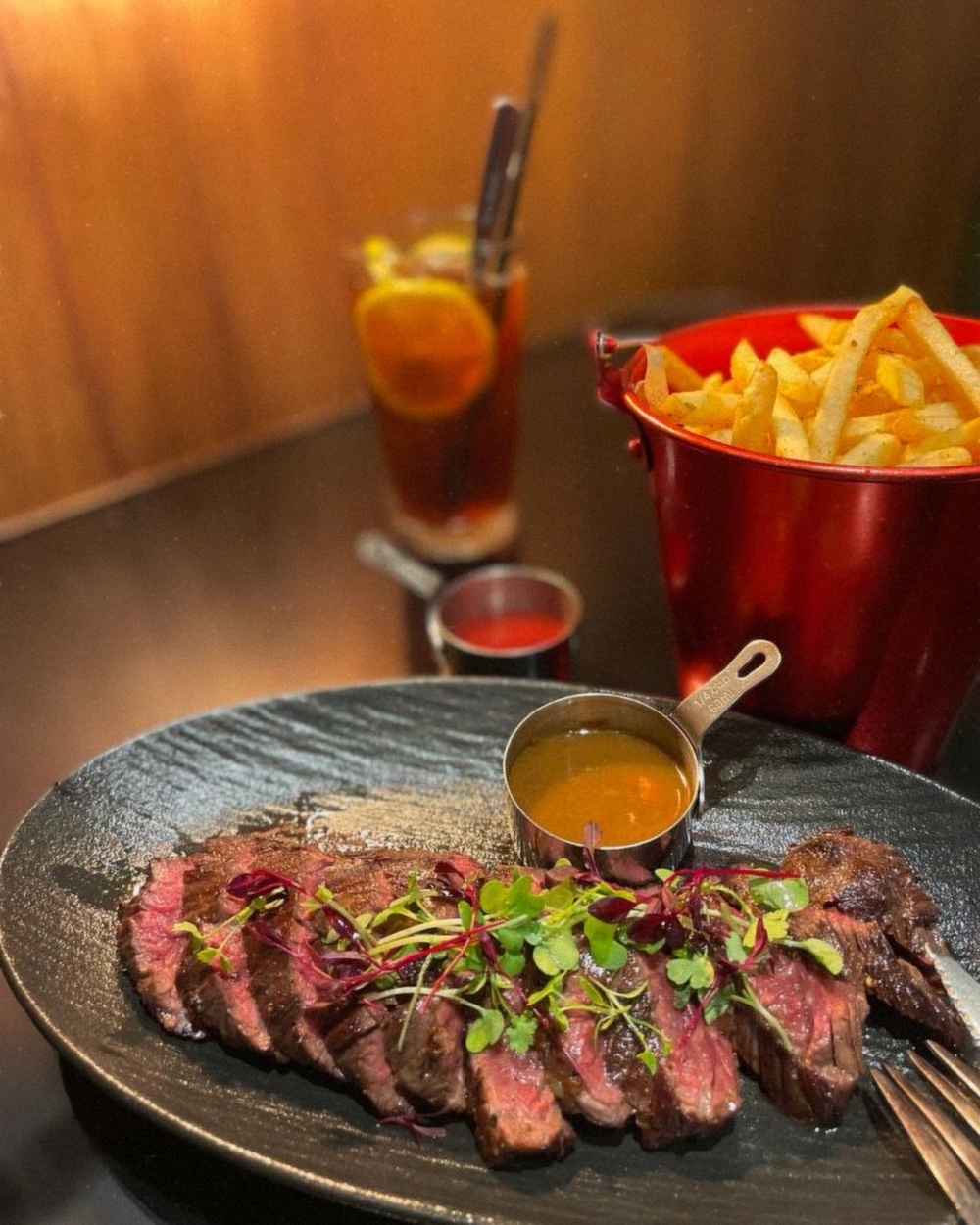 The Flame Bar & Restaurant環境寬敞，週末更有肉眼扒買一送一優惠，且設有戶外座位和寵物區，是小資族和寵物主人聚餐的首選。