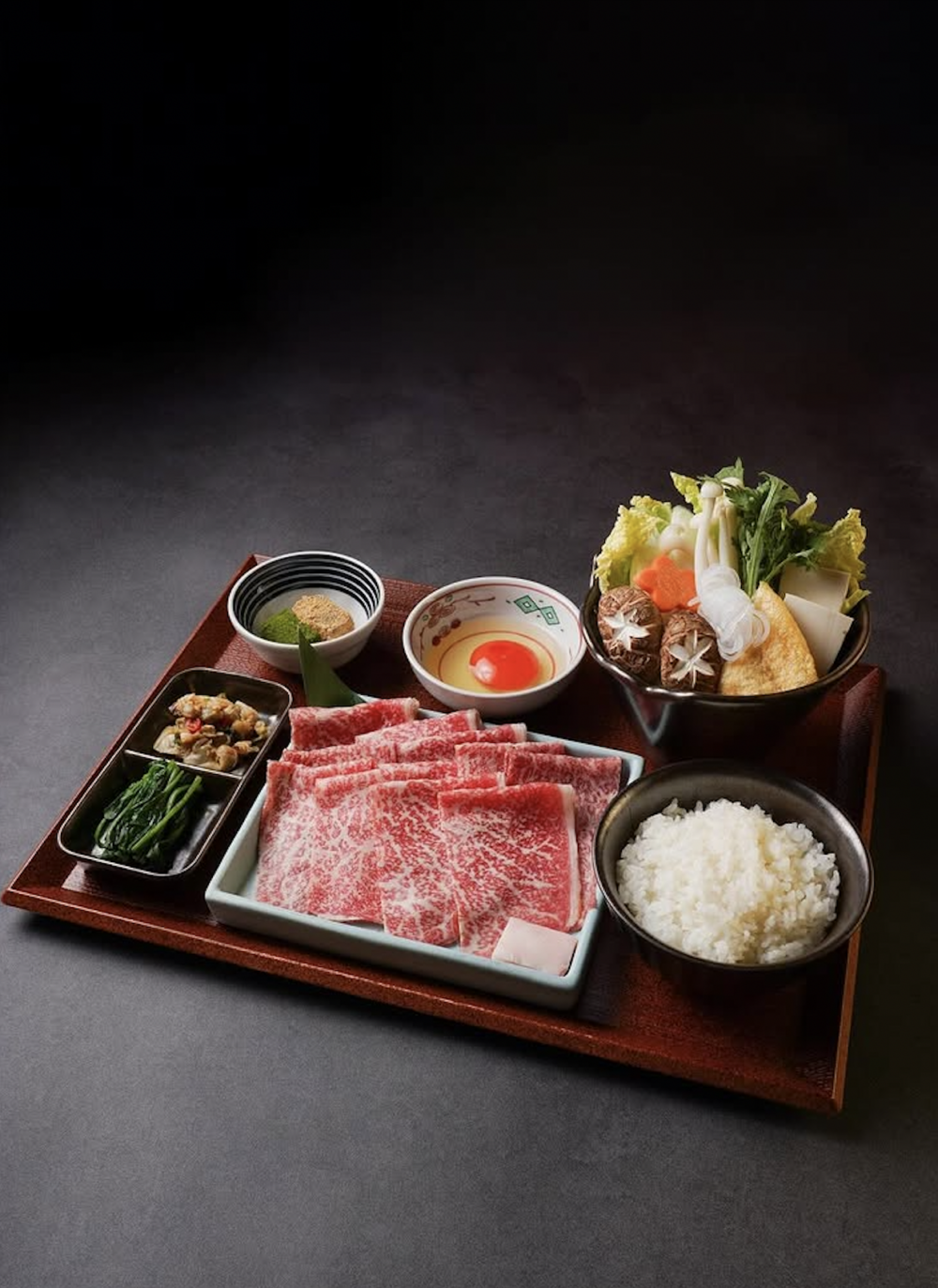 「壽喜・關西」主打正宗關西風壽喜燒，採用席前代燒方式，將北海道十勝A4和牛以「先煎後煮」手法烹調，風味濃郁甜美。