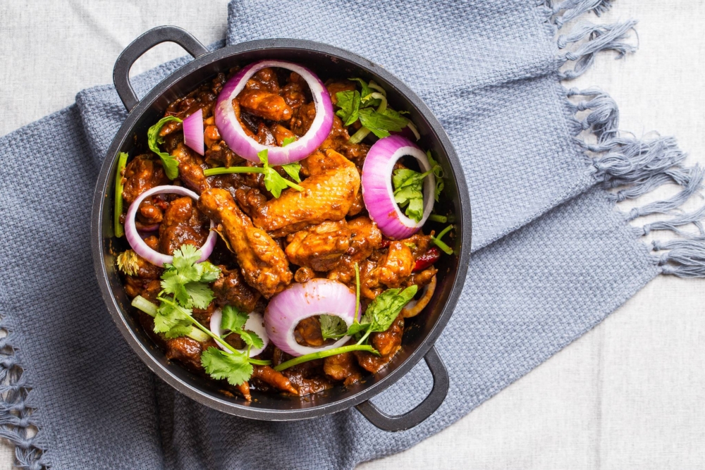 18樓雞煲主打以自家四川麻辣醬爆炒的嫩滑三黃雞煲，醬汁濃郁麻香，提供多種辣度選擇，是荃灣人氣之選。