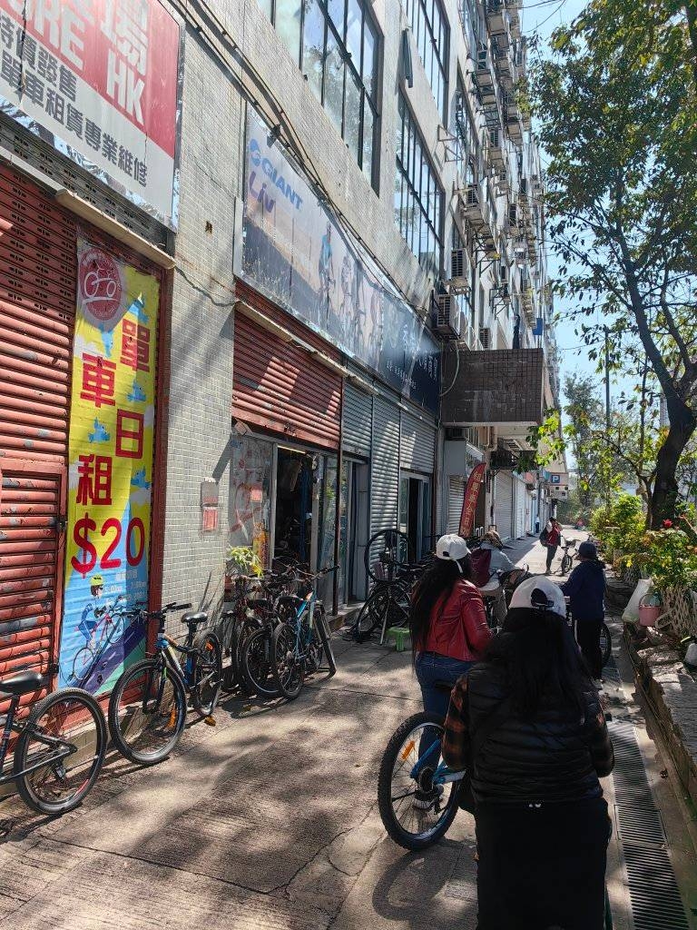 上水的單車特賣場Bike Store HK提供較優惠的租車價格，適合預算有限的車友，且店舖位置靠近上水站。