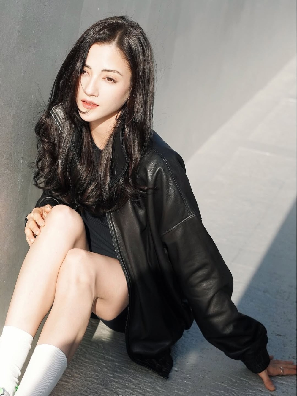 娜然高中畢業後，曾到新加坡、香港、日本、台灣等地做模特兒，曾與多家知名模兒特經紀公司簽約。