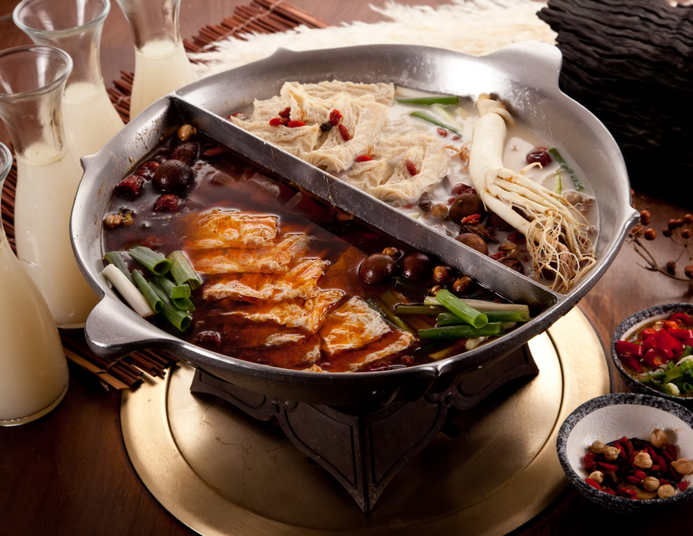 無老鍋是香港人氣極高的台式打邊爐推介，主打滋補養生的白湯鍋和香辣濃郁的麻辣鍋。